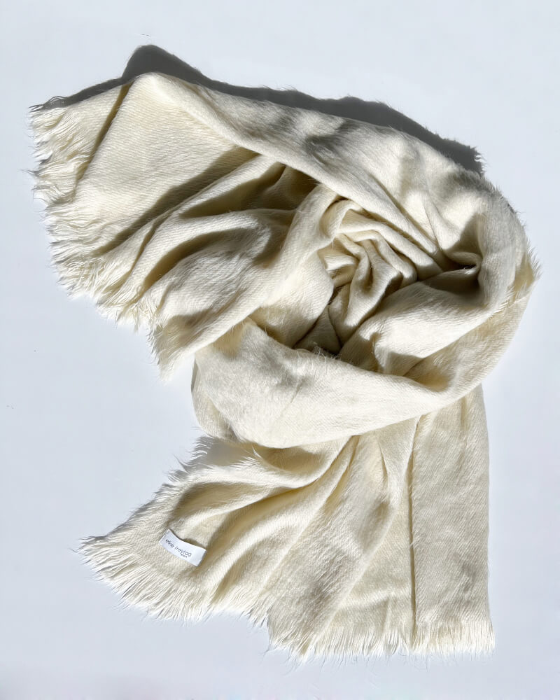 Der winterweisse Kuschelschal ist der Blickfang für jedes Herbst und Winteroutfit. Das Material besteht aus Designer leftover fabric 100% Viscose. Gewaschen wird der Schal mit 30 Grad im Wollprogramm und es ist nicht für den Trockner geeignet. Erwerben kannst du das Designer Stück bei elke freytag wien in der Lindengasse 14, im siebten Bezirk und im Online Store. Alle Designs der Marke elke freytag sind fair, nachhaltig und aus hochwertigen Materialen produziert. Der Schal kostet € 58,00 und trägt das Prädikat Handmade in WIEN