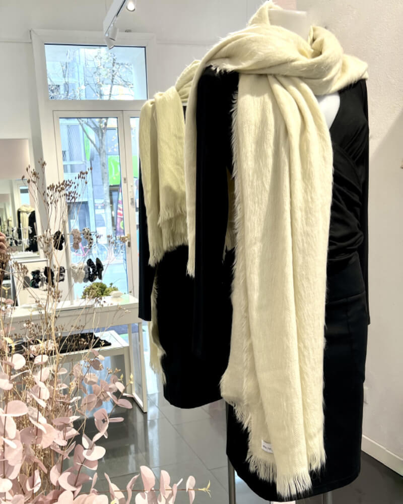 Der winterweisse Kuschelschal ist der Blickfang für jedes Herbst und Winteroutfit. Das Material besteht aus Designer leftover fabric 100% Viscose. Gewaschen wird der Schal mit 30 Grad im Wollprogramm und es ist nicht für den Trockner geeignet. Erwerben kannst du das Designer Stück bei elke freytag wien in der Lindengasse 14, im siebten Bezirk und im Online Store. Alle Designs der Marke elke freytag sind fair, nachhaltig und aus hochwertigen Materialen produziert. Der Schal kostet € 58,00 und trägt das Prädikat Handmade in WIEN
