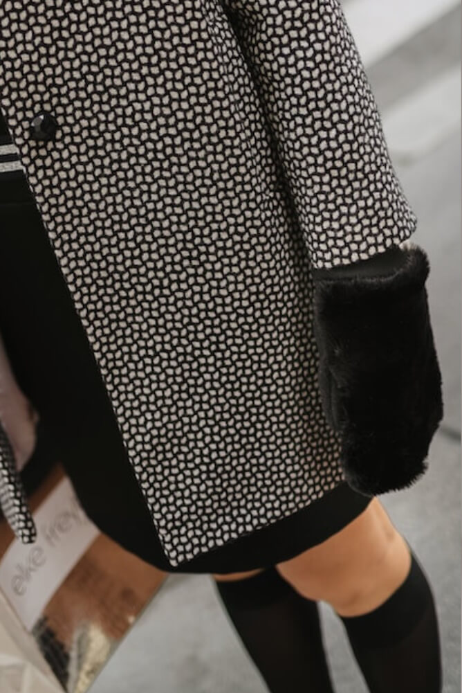 Designer Fäustlinge Black Beauty aus Fake Fur und Wolle von ELKE FREYTAG Wien – handmade Slow Fashion Accessoire aus dem Design Store Lindengasse 14, 1070 Wien