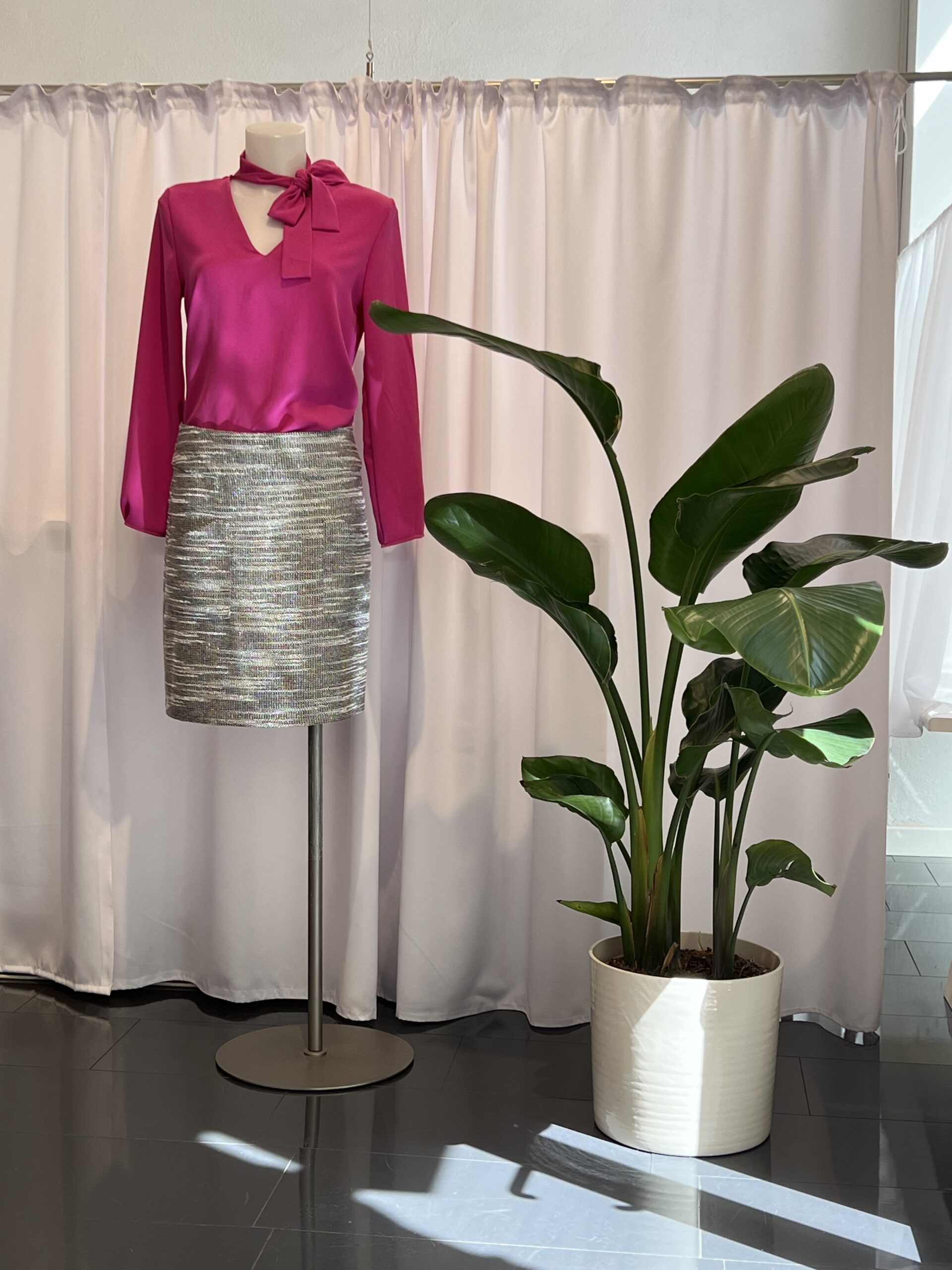 Es ist wieder Zeit: Am Mittwoch, den 22.Oktober ab 17:00 Uhr, öffnen wir die Türen zum MODESALON! Freu dich auf entspannte Vibes, stylische Entdeckungen und ganz viel Fashion-Inspiration. Mit einem Drink in der Hand und Snacks am Start kannst du die neuesten Kollektionsstücke entdecken und in deinem neuen Lieblingsstück strahlen. Wir verwandeln den Elke Atelier Store in unseren persönlichen Laufsteg – lasst uns gemeinsam einen unvergesslichen Abend erleben, voller Mode, Freude und guter Laune! ✨ Sei dabei beim elke freytag Autumn Modesalon, ich freu mich auf dich und deine Begleitung✨