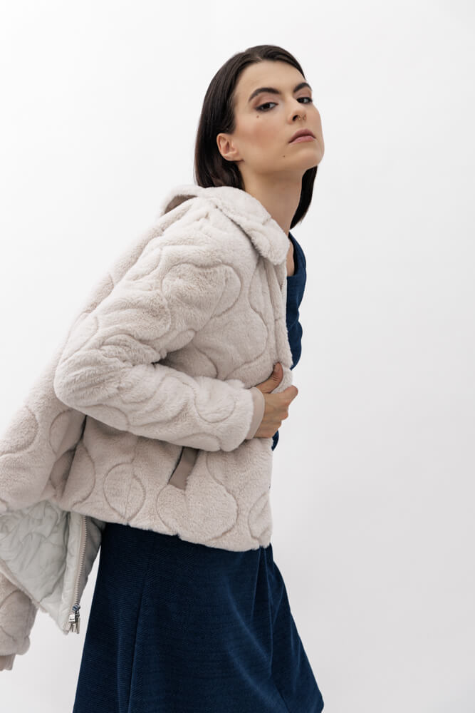 Designer Jacke ALICE fakefur offwhite sustainable fashion Nachhaltig clothingstore I elke freytag I Modedesigner aus Wien