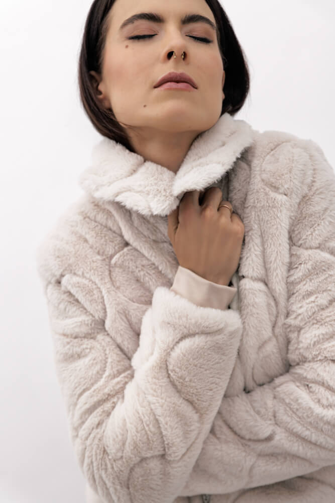 Designer Jacke fakefur offwhite sustainable fashion Nachhaltig clothingstore I elke freytag I Modedesigner aus Wien