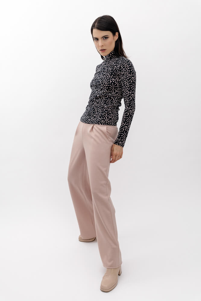 Designer Hose Puderrosa Designer Oberteil Punkte sustainable fashion Nachhaltig clothingstore I elke freytag I Modedesigner aus Wien