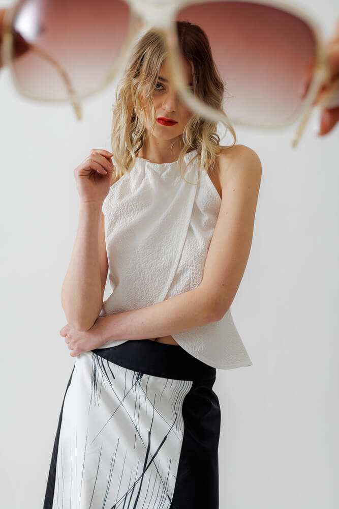 elke-freytag-wien-Designer-Oberteil-Evelyn-weiss- Rock-schwarzweiss