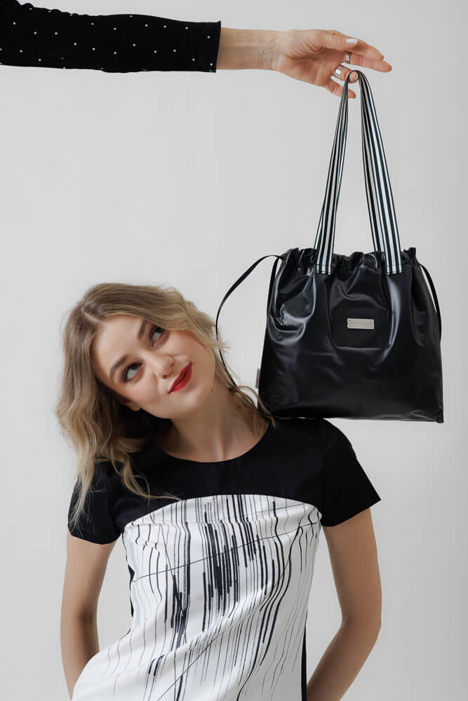 elke-freytag-wien-Designer-Kleid- LENA-Tasche-schwarz-weiss