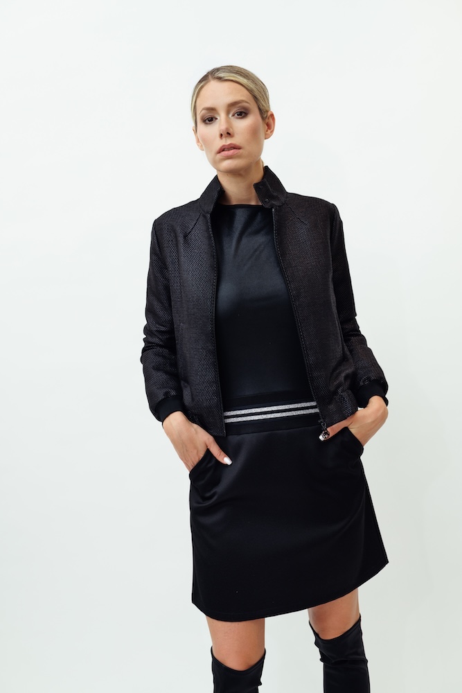 elke-freytag-designer-damenmode-wien-schwarzes-Kleid-schwarze- Bomberjacke