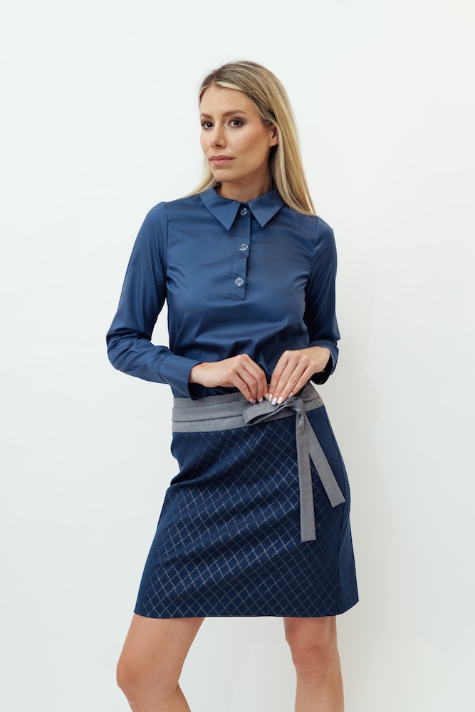 elke-freytag-designer-damenmode-wien-blaue-Bluse-blauer-Rock.