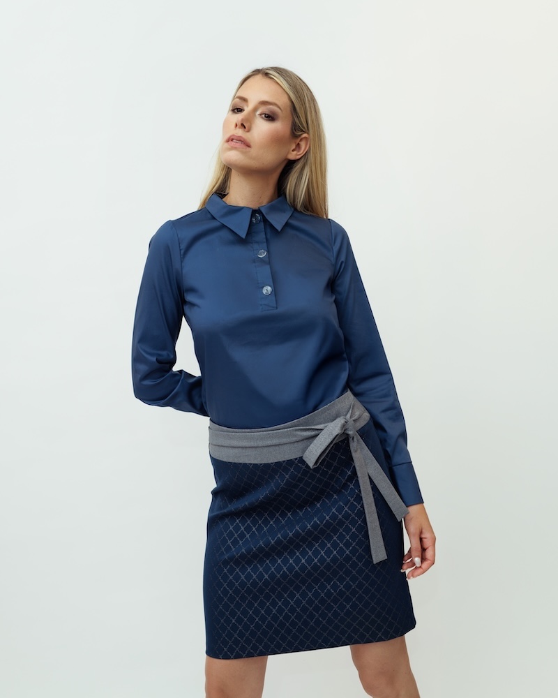 elke-freytag-designer-damenmode-wien-blaue-Bluse-blauer-Rock